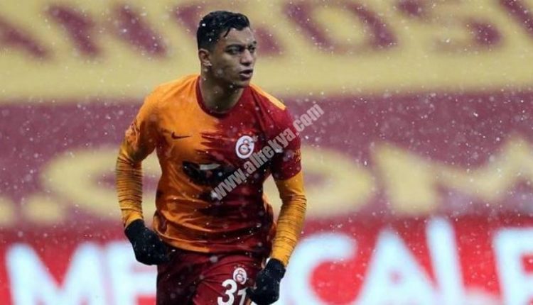 مصطفى محمد يغادر تركيا للانضمام لمعسكر المنتخب بعد حل أزمة جواز السفر