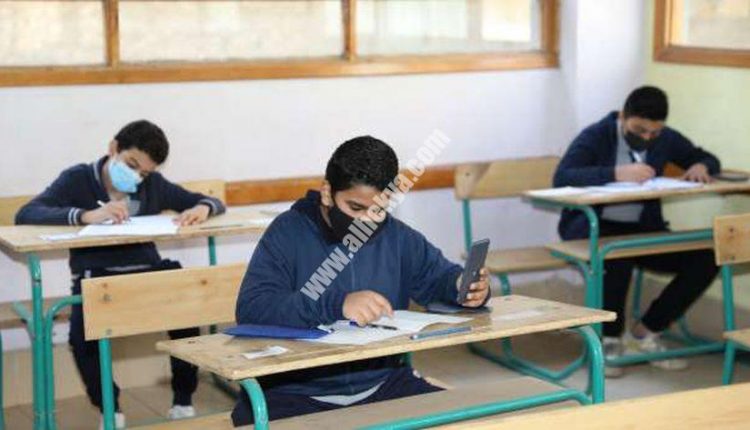 طلاب المرحلة الإعدادية أثناء أداء امتحانات الترم الأول