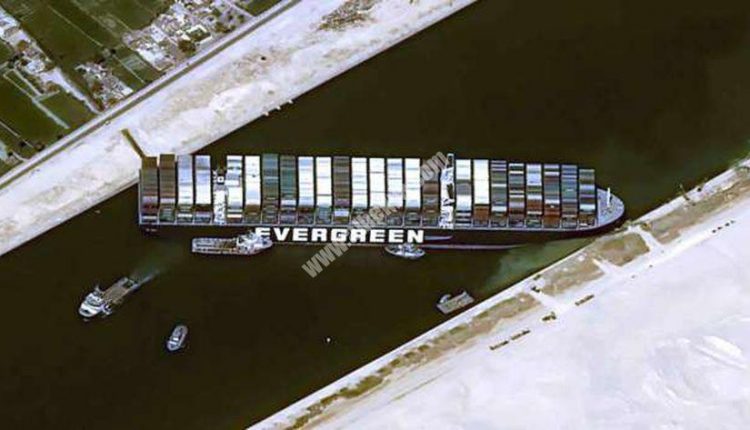 السفينة الجانحة بقناة السويس