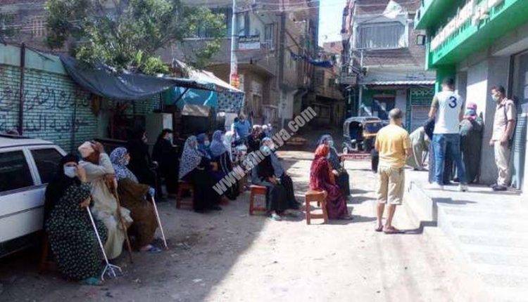 مستفيدى «تكافل وكرامة» أثناء الصرف ..«أرشيفية»