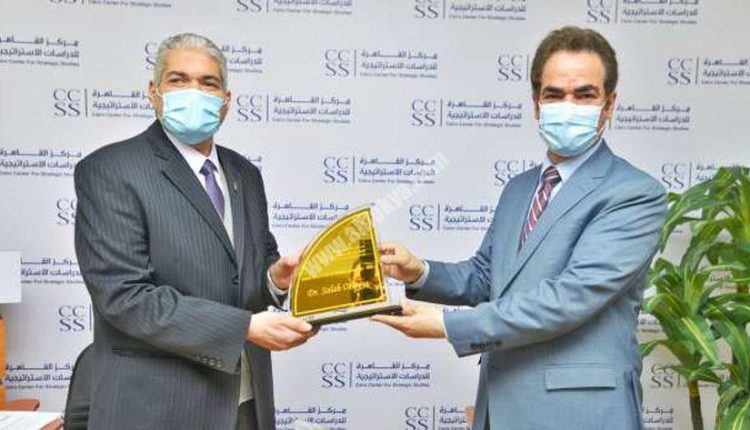 «القاهرة للدراسات الاستراتيجية» يمنح صلاح عبيه جائزة «زويل» للعلم