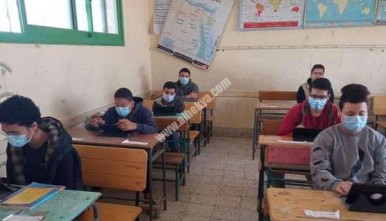 طلاب المرحلة الثانوية أثناء أداء امتحانات الترم الأول