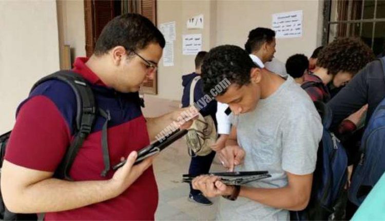 طلاب يسجلوا على التابلت- صورة أرشيفية