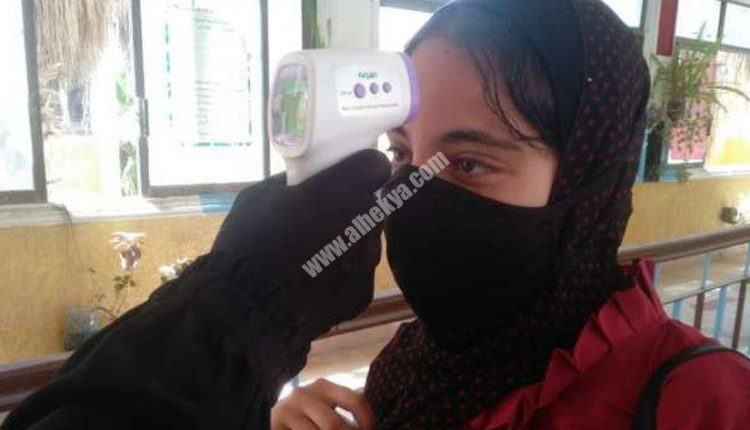 قياس درجة حرارة الطلاب قبل السماح لهم بدخول اللجان الامتحانية